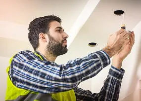 Mann bringt ein LED-Downlight an