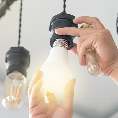 Wechsel einer LED Glühbirne