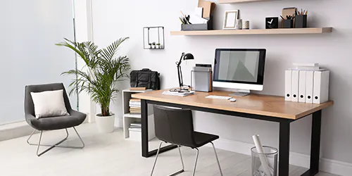 Tischlampe auf einem Schreibtisch im Home-Office